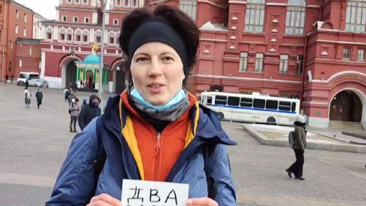 Absurdy rosyjskich służb. Za to aresztują ludzi. Na zdjęciu kobieta z kartką, na której widnieje napis: "Dwa słowa"