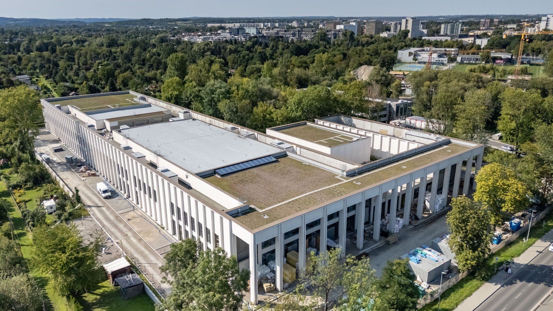 Budowa Centrum Muzyki w rejonie Krakowskich Błoń i Cichego Kącika trwa od 2022 roku. Milionowa inwestycja zmierza powoli do finału