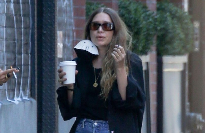 Mary-Kate i Ashley Olsen raczą się papierosowym dymem w Nowym Jorku