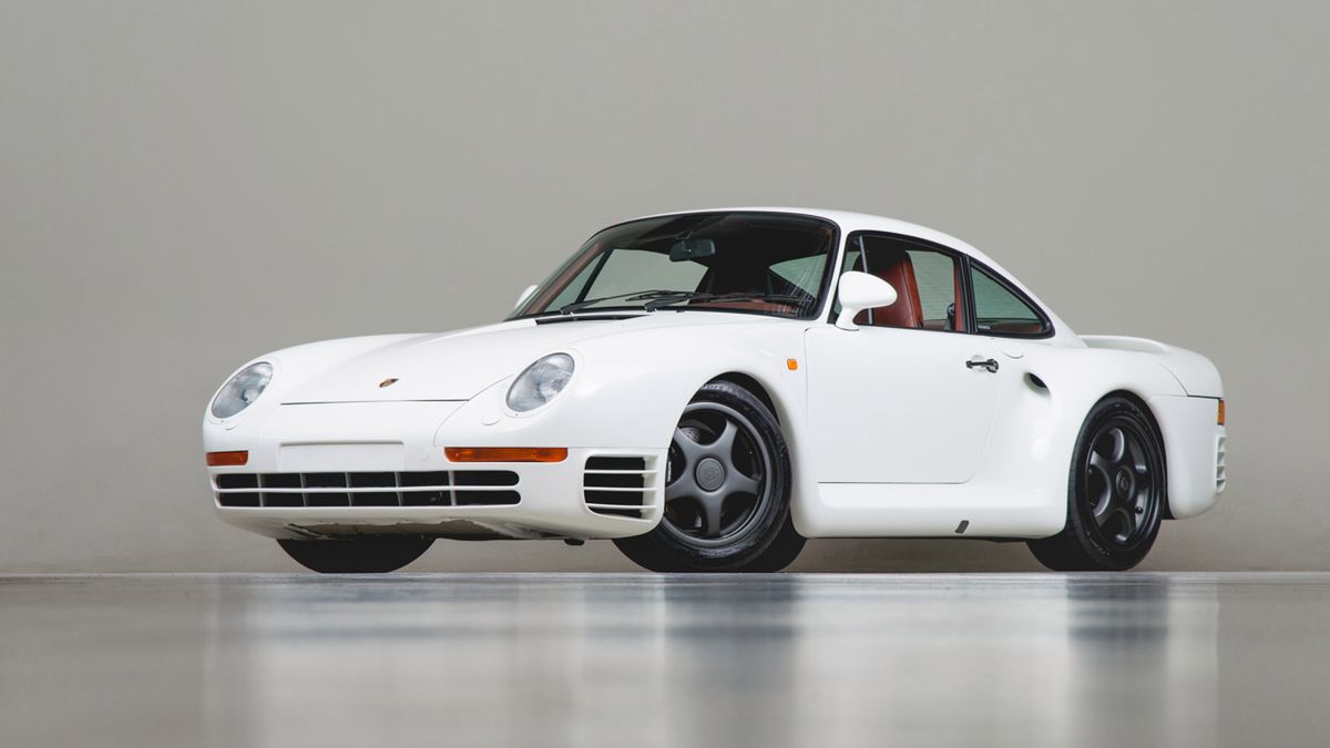 Samochód, który możecie tu podziwiać, został przygotowany przez firmę Canepa Motorsport. Jej założycielem jest były kierowca wyścigowy Bruce Canepa. Amerykanin zasłynął z udziału w takich seriach jak IMSA czy Trans-Am.