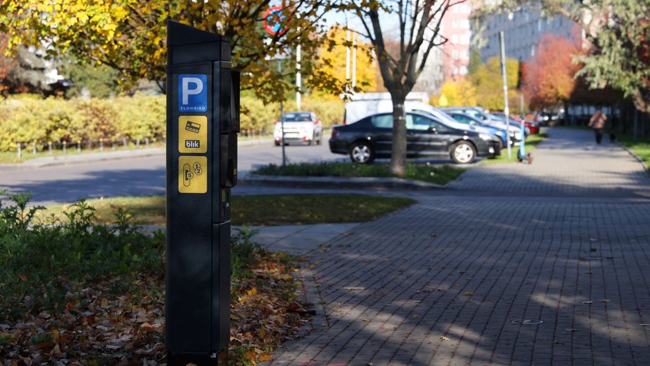 Warszawa, 04.11.2024. Parkomat na jednej z ulic na stołecznej Saskiej Kępie, 4 bm. Od poniedziałku, 4 listopada br., strefa płatnego parkowania niestrzeżonego jest rozszerzona o Saską Kępę i Kamionek. Strefa płatnego parkowania niestrzeżonego (SPPN) na Saskiej Kępie i Kamionku to ponad 4 tys. wyznaczonych miejsc postojowych na blisko stu ulicach. Strefa została rozszerzona uchwałą rady Warszawy. (sko) PAP/Paweł Supernak ***Do tego materiału zdjęciowego dostępna jest również depesza w systemie CSI, pt.: Warszawa/ Od poniedziałku strefa płatnego parkowania obejmuje Kamionek i Saską Kępę***