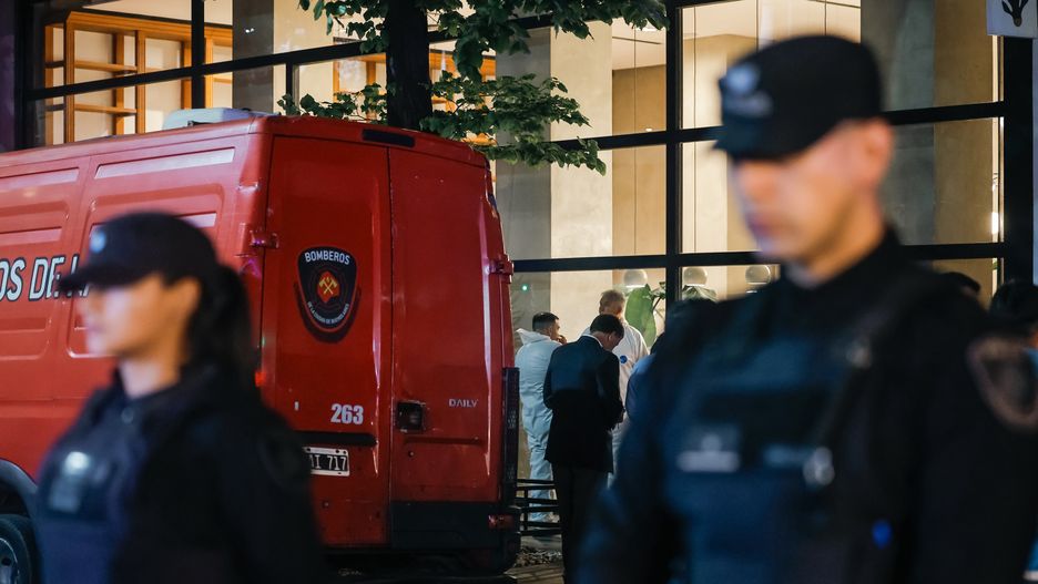 Policja przy hotelu, gdzie zginął Payne
