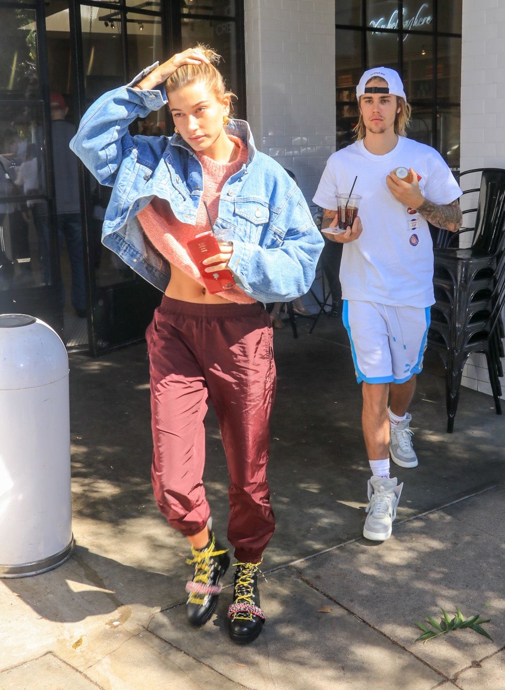 Hailey Bieber kocha jeansowe kurtki 