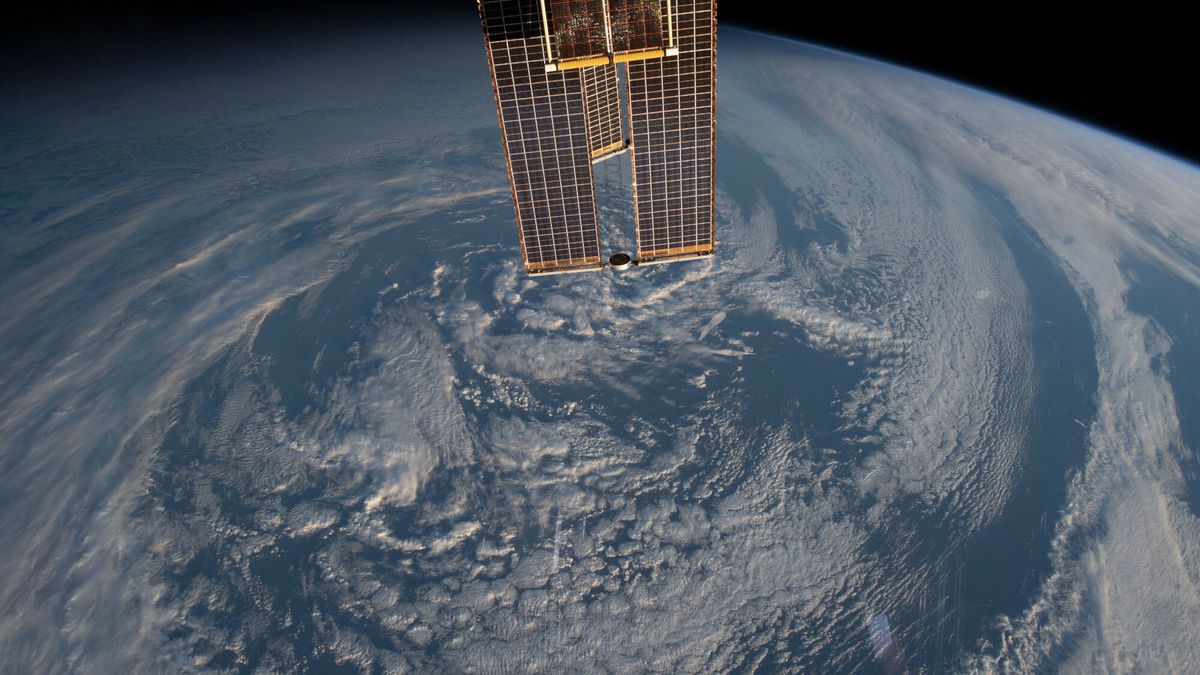 Zdj?cia ze stacji kosmicznej NASA
Handout photo dated July 2, 2023 shows the International Space Station was orbiting 270 miles above the south Atlantic Ocean about 350 miles north of South Georgia Island when this photograph was taken. In the top foreground, portions of the station's main solar array and roll-out solar array are also pictured. Photo by NASA via ABACAPRESS.COM
ABACA