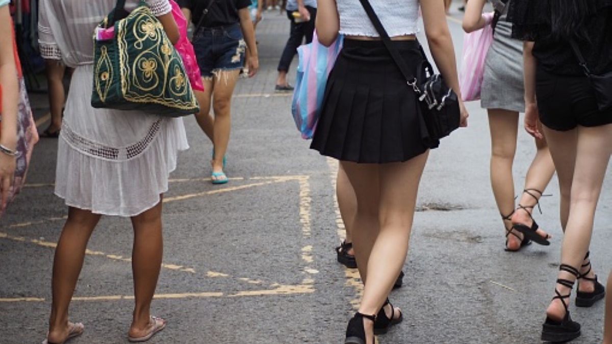 Upskirting to forma napastowania seksualnego, która polega na potajemnym fotografowaniu i nagrywaniu tego, co ofiary mają pod spódnicą 