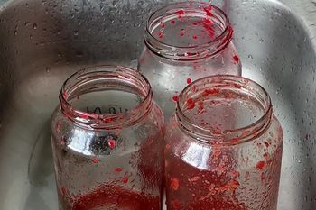 Gdzie wyrzucić brudny słoik? Odpowiedź wcale nie jest oczywista