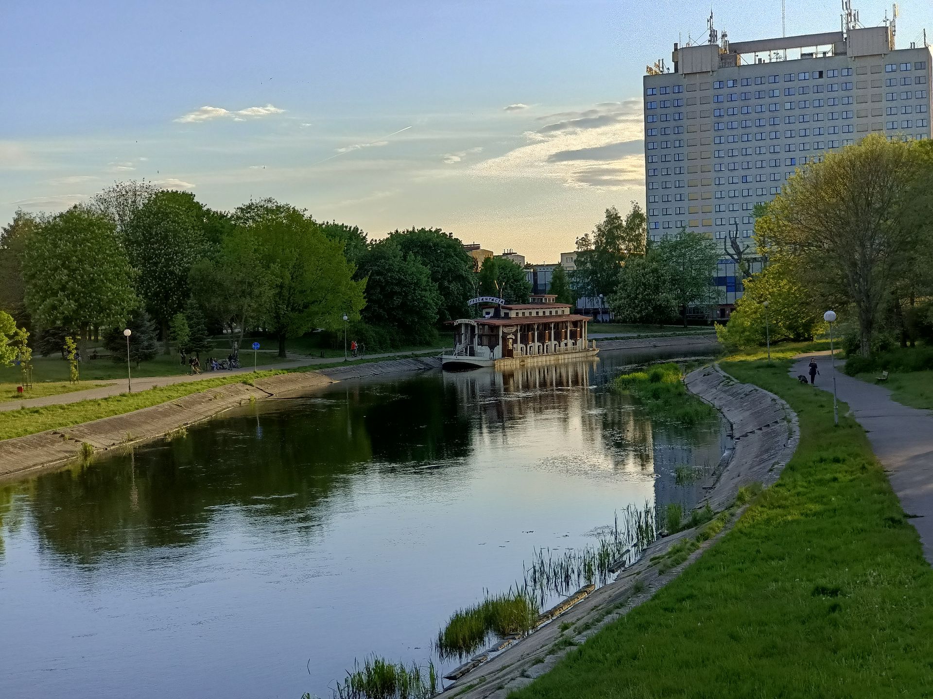 Taniej, ale i bardziej nijako. Test OPPO Reno 3 29