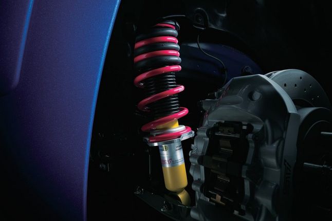Jeżeli kupiliście auto używane ze sprężynami w kolorze innym niż czarny, to najpewniej macie do czynienia z modyfikacją. Może się okazać, że po ich wymianie auto stanie się bardziej komfortowe, a amortyzatory będą działać dłużej