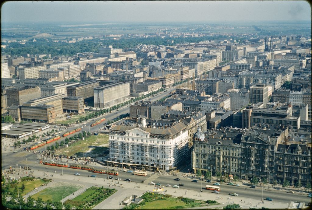 Nostalgiczna Warszawa lat 50. na nieznanych, kolorowych zdjęciach profesora z USA 7