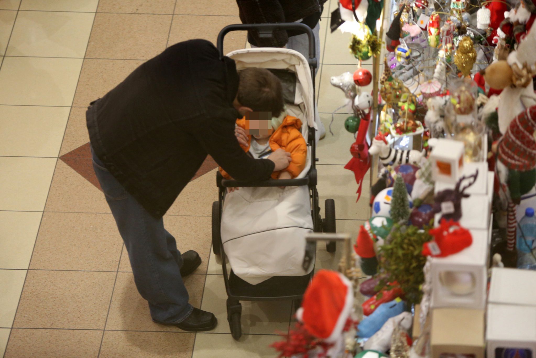 Marcin Hakiel i Dominika Serowska na zakupach z synem
