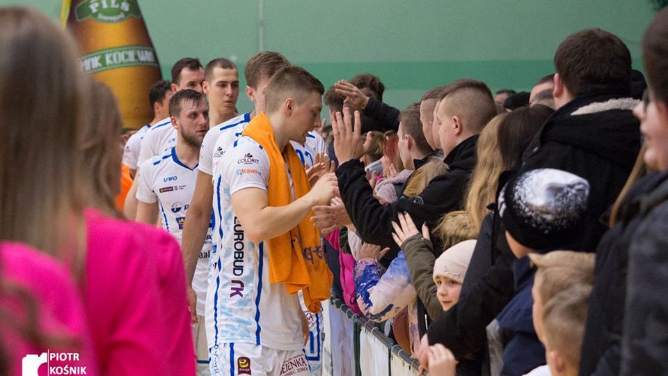Materiały prasowe / Daniel Szczypior/polpharmabasketball / na zdjęciu: zawodnicy i kibice Polpharmy Starogard Gdański