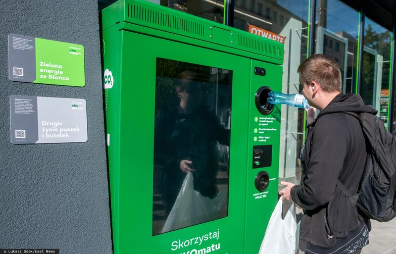 Otwarcie ?abki Eco Smart
Fot. Lukasz Gdak/East News, Poznan, 23.09.2022  W Poznaniu otwarto pierwszy sklep Zabka Eco Smart. Obiekt wykorzystuje nowoczesne technologie, ktore pozwalaja obnizyc koszty energii. Sztuczna inteligencja wyliczy tez, ile parowek ma przygotowac sprzedawca.
Lukasz Gdak