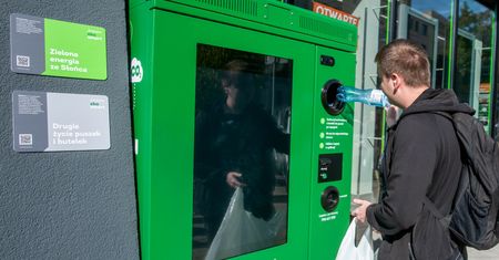 Wymyślili butelkomat. Odda pieniądze na konto, nawet jak nie masz karty