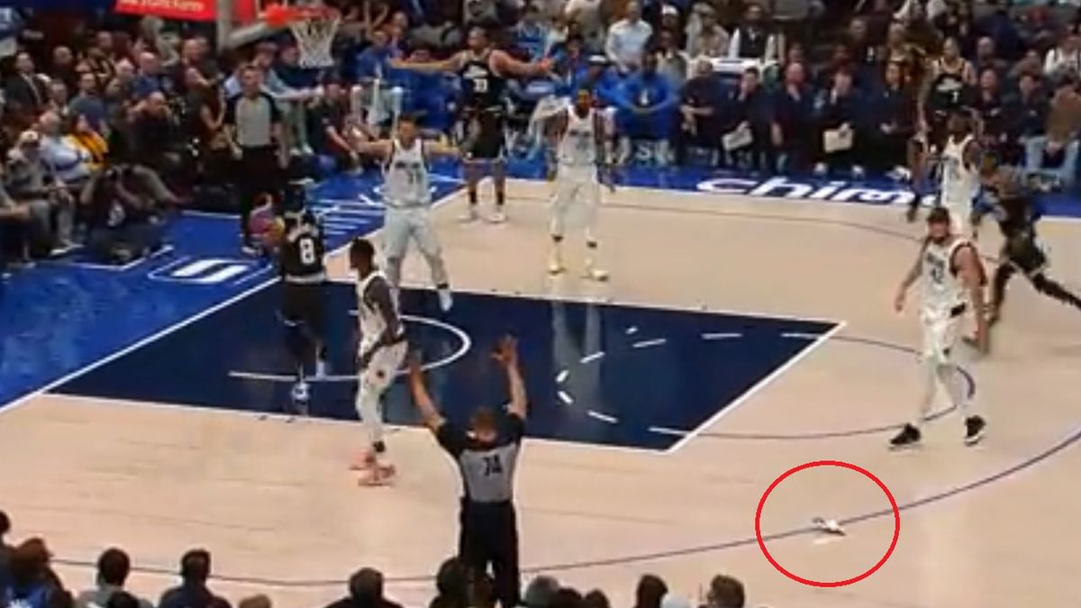 Twitter / BleacherReport / Na zdjęciu: podczas meczu Dallas Mavericks - Los Angeles Clippers ktoś rzucił na parkiet papierowy samolot