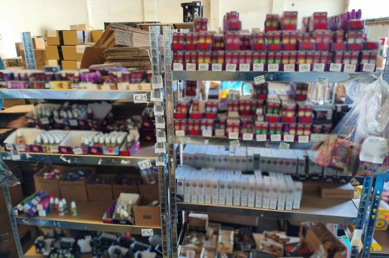 Celnicy i policja rozbili magazyn nielegalnych e-papierosów – ponad 40 tys. płynów i prawie pół kilograma marihuany