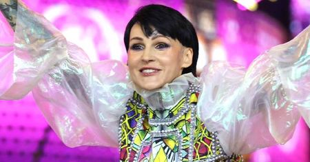 Rzadko pokazuje się w takiej wersji. Agnieszka Chylińska BEZ MAKIJAŻU chilluje z pieskiem na kanapie