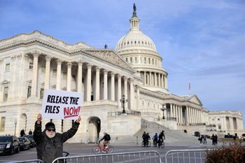 Skandal Epsteina nie zaszkodził elitom w USA. W Europie jest inaczej