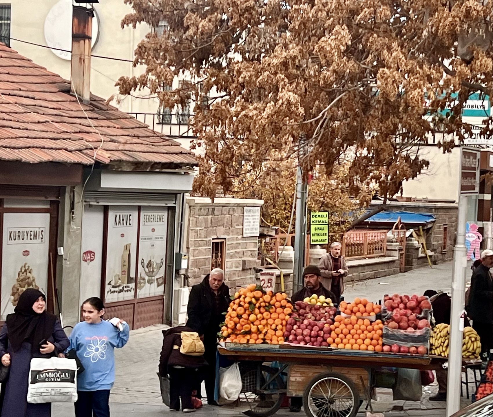 W wielu miejscach można kupić świeże owoce na straganach