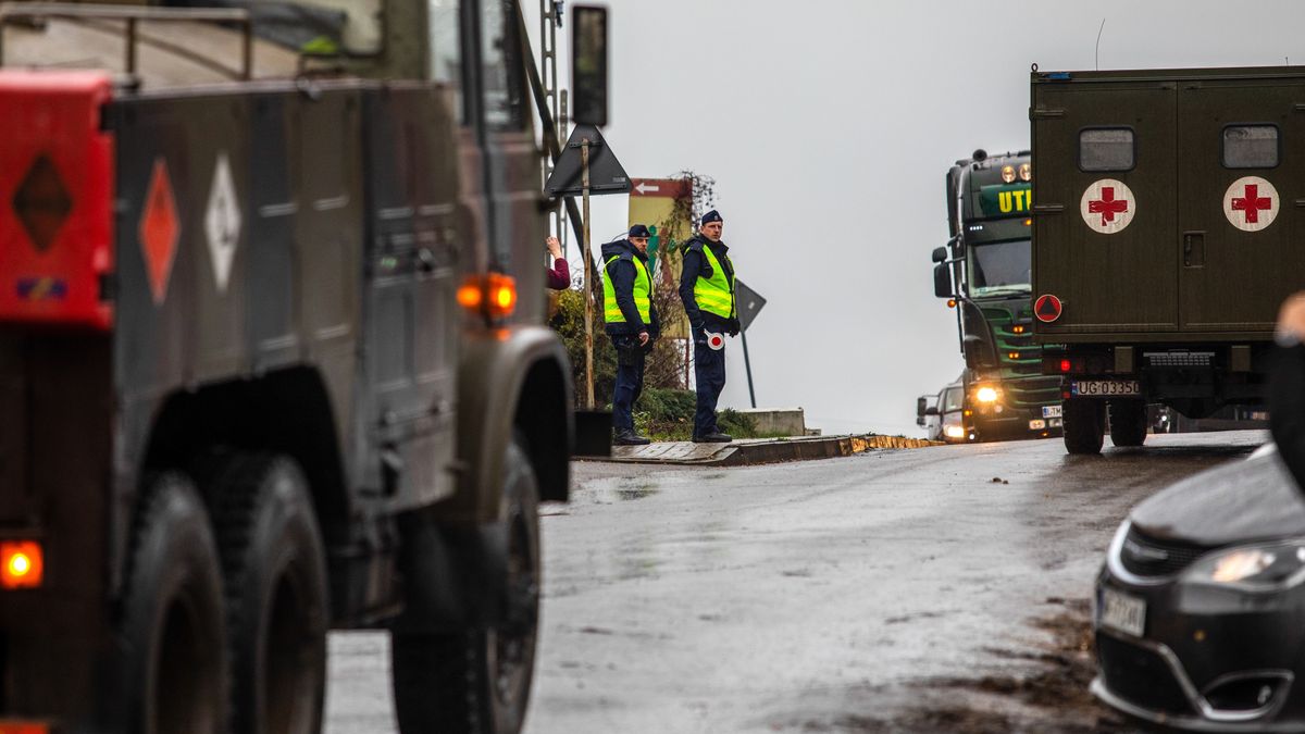 Przewodów, 16.11.2022. Służby na terenie miejscowości Przewodów, 16 bm. We wtorek 15 bm. po godz. 15 na terenie leżącego niedaleko od granicy z Ukrainą Przewodowa spadł pocisk; w wyniku eksplozji śmierć poniosło dwóch obywateli Polski. Siły rosyjskie przeprowadziły we wtorek po południu zakrojony na szeroką skalę atak rakietowy na Ukrainę, wymierzony głównie w obiekty energetyczne. (jm) PAP/Wojtek Jargiło