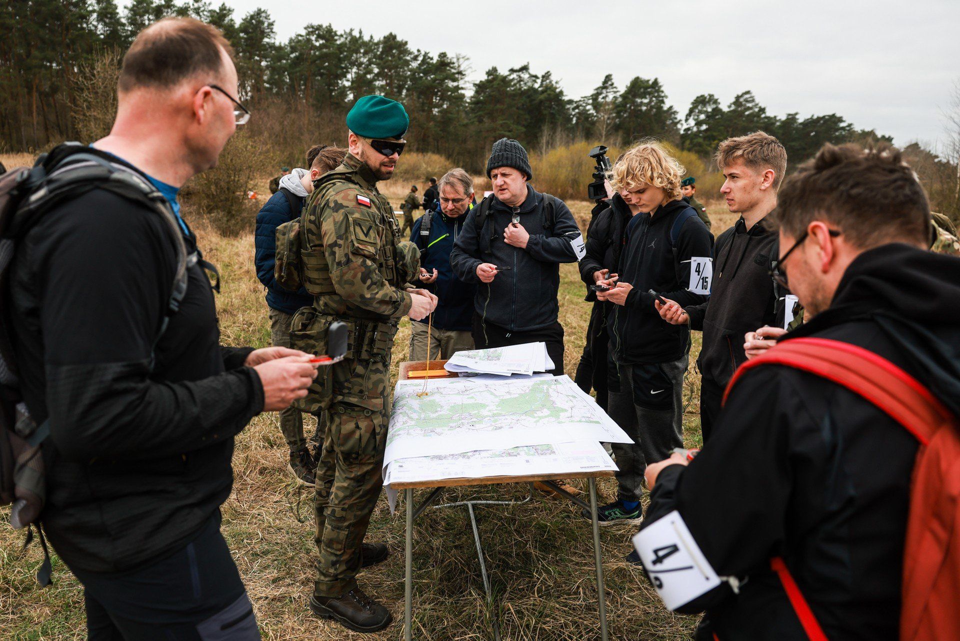 Podczas szkoleń &#34;Trenuj z wojskiem&#34; zapoznaje się cywilów m.in. z podstawami terenoznawstwa