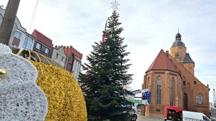 Gorzów stroi się na święta. Choinka już stoi, lodowisko w budowie