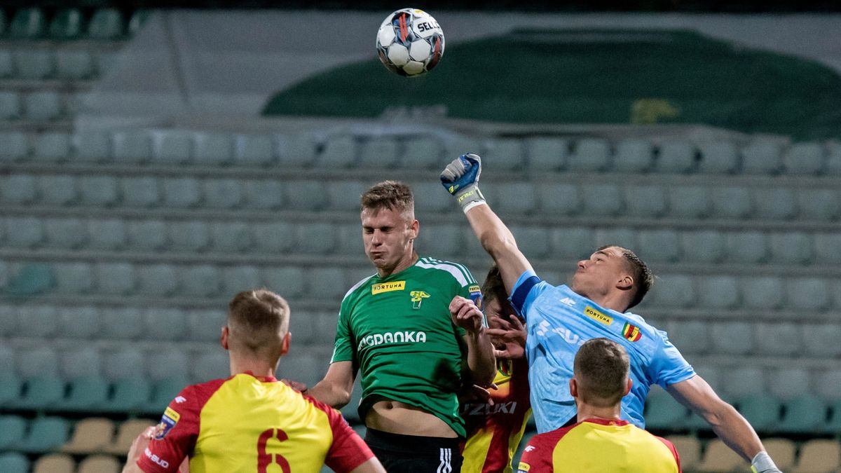 PAP / Wojtek Jargiło / Na zdjęciu: zawodnik Górnika Łęczna Hubert Sobol (L-góra) i bramkarz Marcel Zapytowski (P-góra) z Korony Kielce podczas meczu 1/16 finału piłkarskiego Pucharu Polski