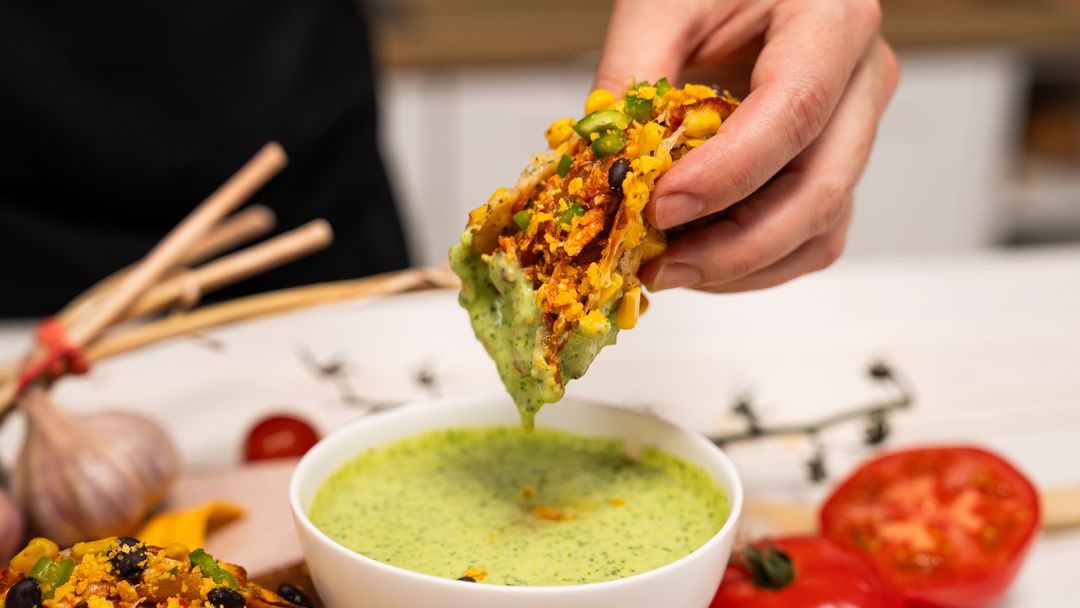 Szarpany kurczak w kukurydzianych tacos domowej roboty. Z wyrazistym sosem jogurtowym smakuje najlepiej