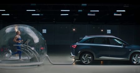 Hyundai pokazuje, że spalinami Nexo można oddychać