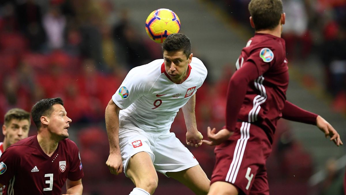 PAP / Piotr Nowak / Na zdjęciu: Robert Lewandowski (główkuje)