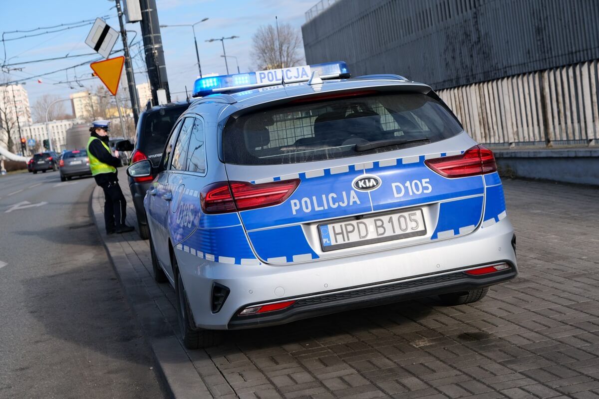 Patrol policji zatrzymał auto do kontroli