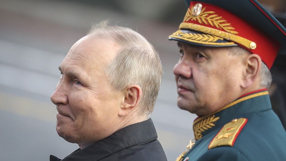 epaselect epa09935474 Russian President Vladimir Putin (L) speaks with Russian Defense Minister Sergei Shoigu as they attend the Victory Day military parade on the Red Square in Moscow, Russia, 09 May 2022. Russia marks Victory Day, Nazi Germany's unconditional surrender in World War II, with the annual parade in Moscow's Red Square on 09 May, after more than two months of attacks on Ukraine. EPA/MAXIM SHIPENKOV Dostawca: PAP/EPA.