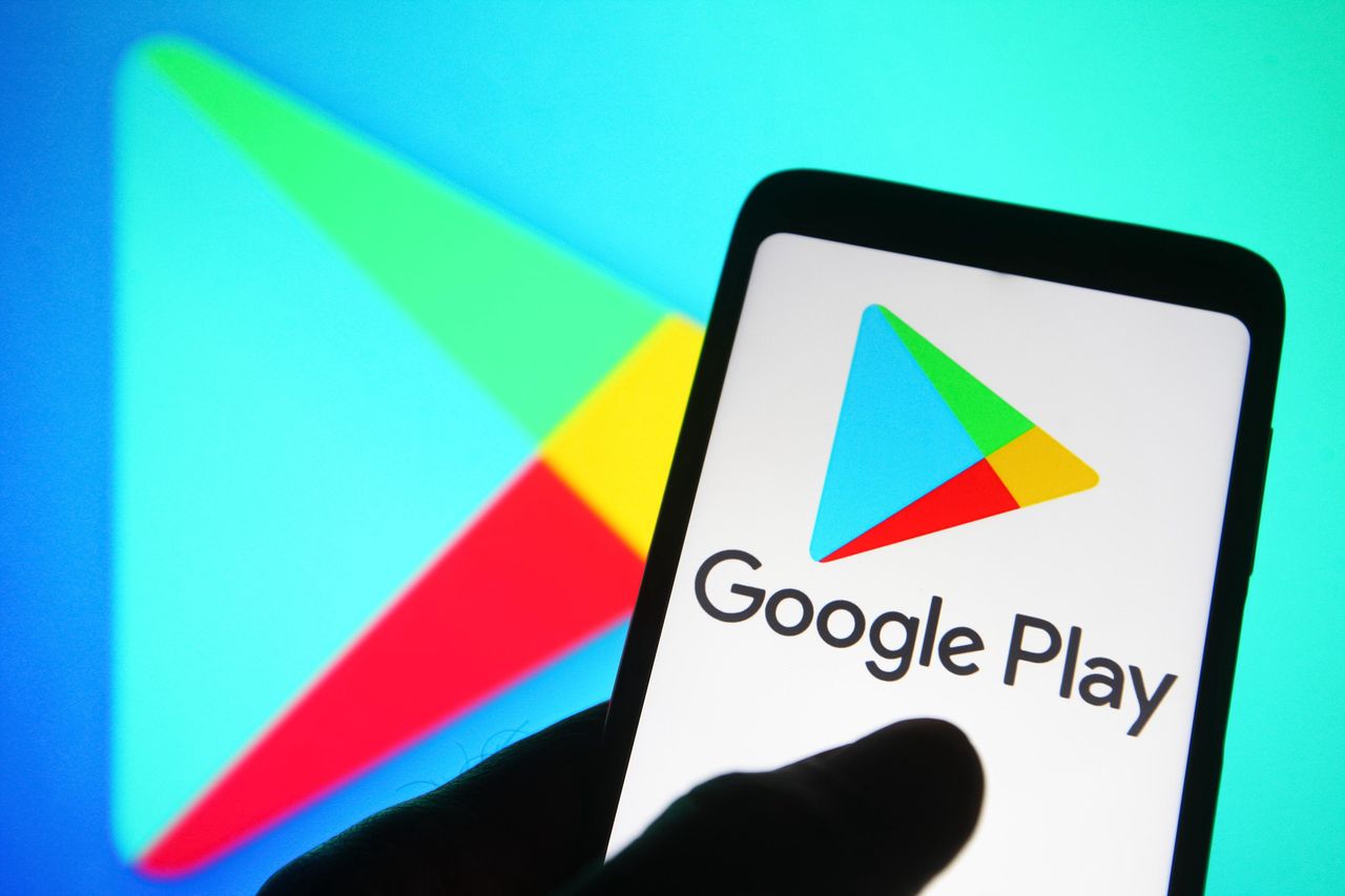 UKRAINE - 2021/10/06: In this photo illustration a Google Play Store logo is seen on a smartphone. (Photo Illustration by Pavlo Gonchar/SOPA Images/LightRocket via Getty Images)