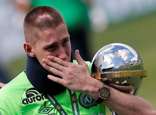 Jackson Follmann, jeden z ocalałych w katastrofie piłkarzy, z trofeum Copa Sudamericana, przed pierwszym meczem Chapecoense po katastrofie (Leonardo Benassatto/Anadolu Agency/Getty Images)