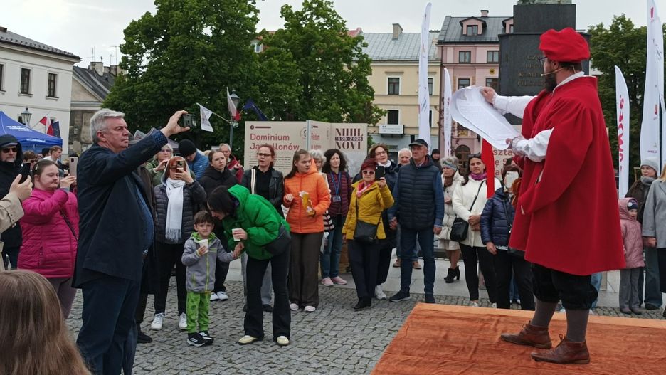 Inscenizacja ogłoszenia konstytucji Nihil Novi. 