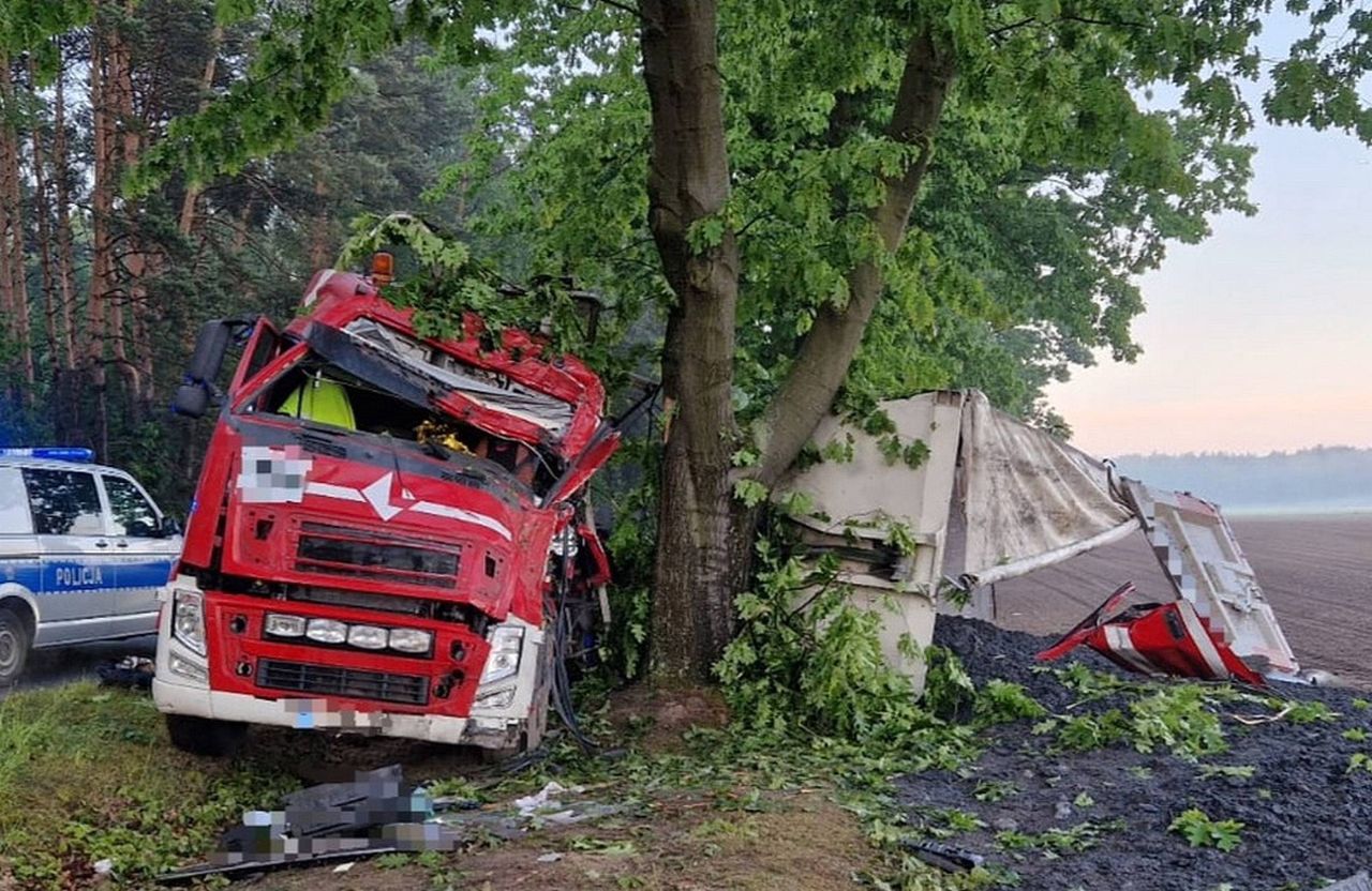 Ciężarówka wbiła się w drzewa. Interweniował śmigłowiec LPR