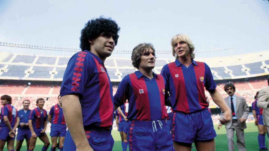 Maradona (z lewej)