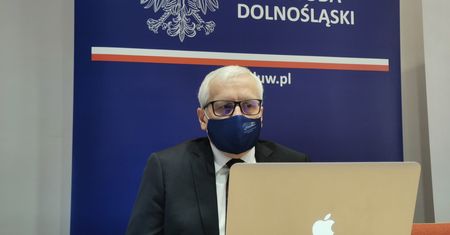 Koronawirus. Wojewoda dolnośląski nie boi się kontroli w szpitalu. Odpiera zarzuty opozycji