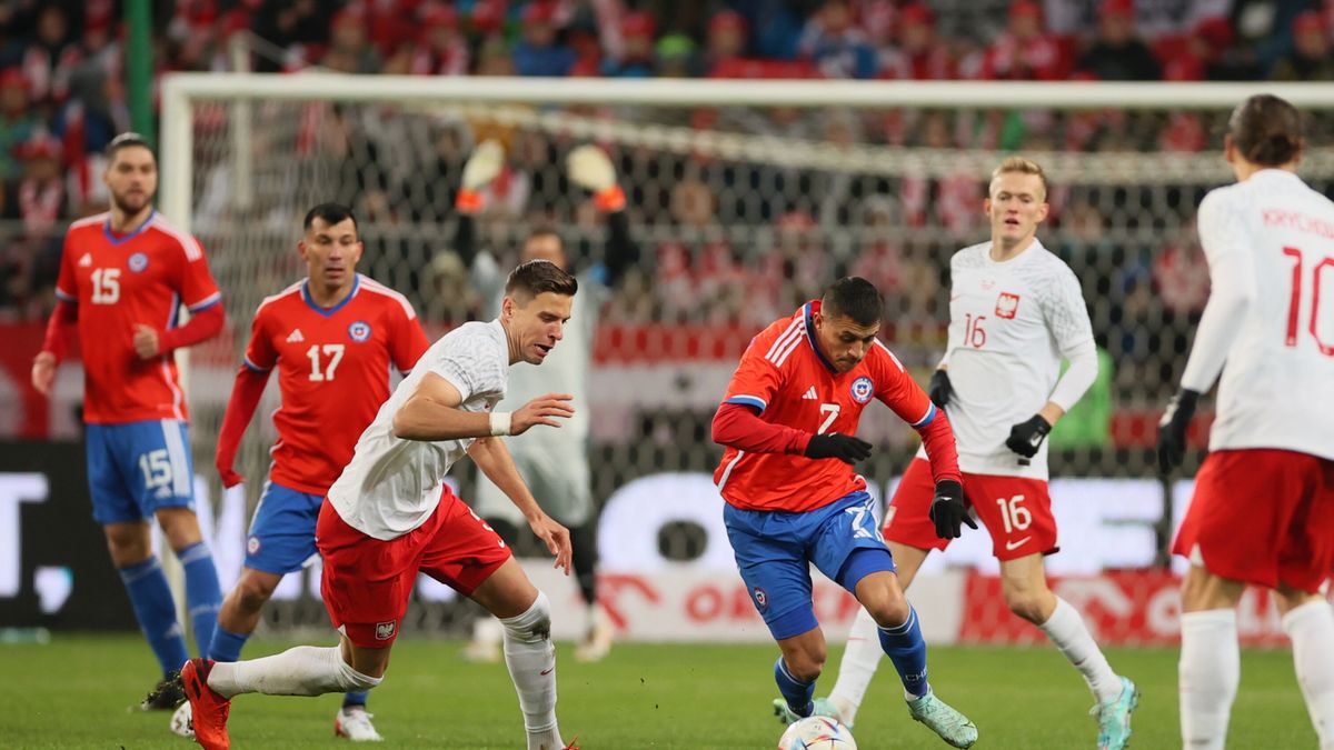 PAP / Leszek Szymański / Na zdjęciu: Jan Bednarek (z lewej) i Alexis Sanchez