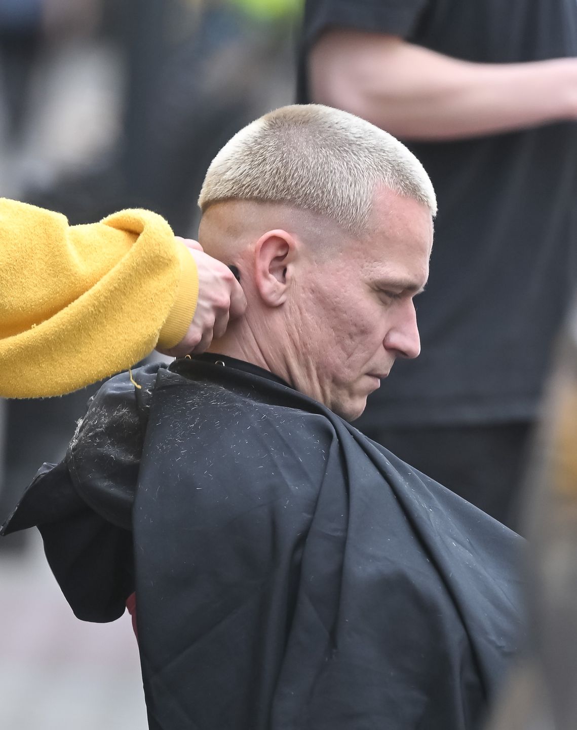 Bart Pniewski goli włosy na ulicy