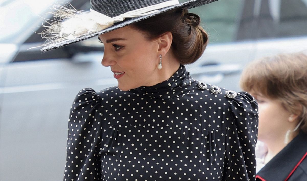 Księżna Kate stawiła się na mszy za księcia Filipa w sukience w groszki. Na uroczystość przyszła z mężem i dziećmi