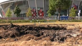 Dziury w ziemi, zniszczone tablice. Stadion Szachtara po ostrzale moździerzowym