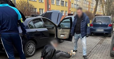 Zatrzymano Gruzinów za kradzież dużej sumy pieniędzy.