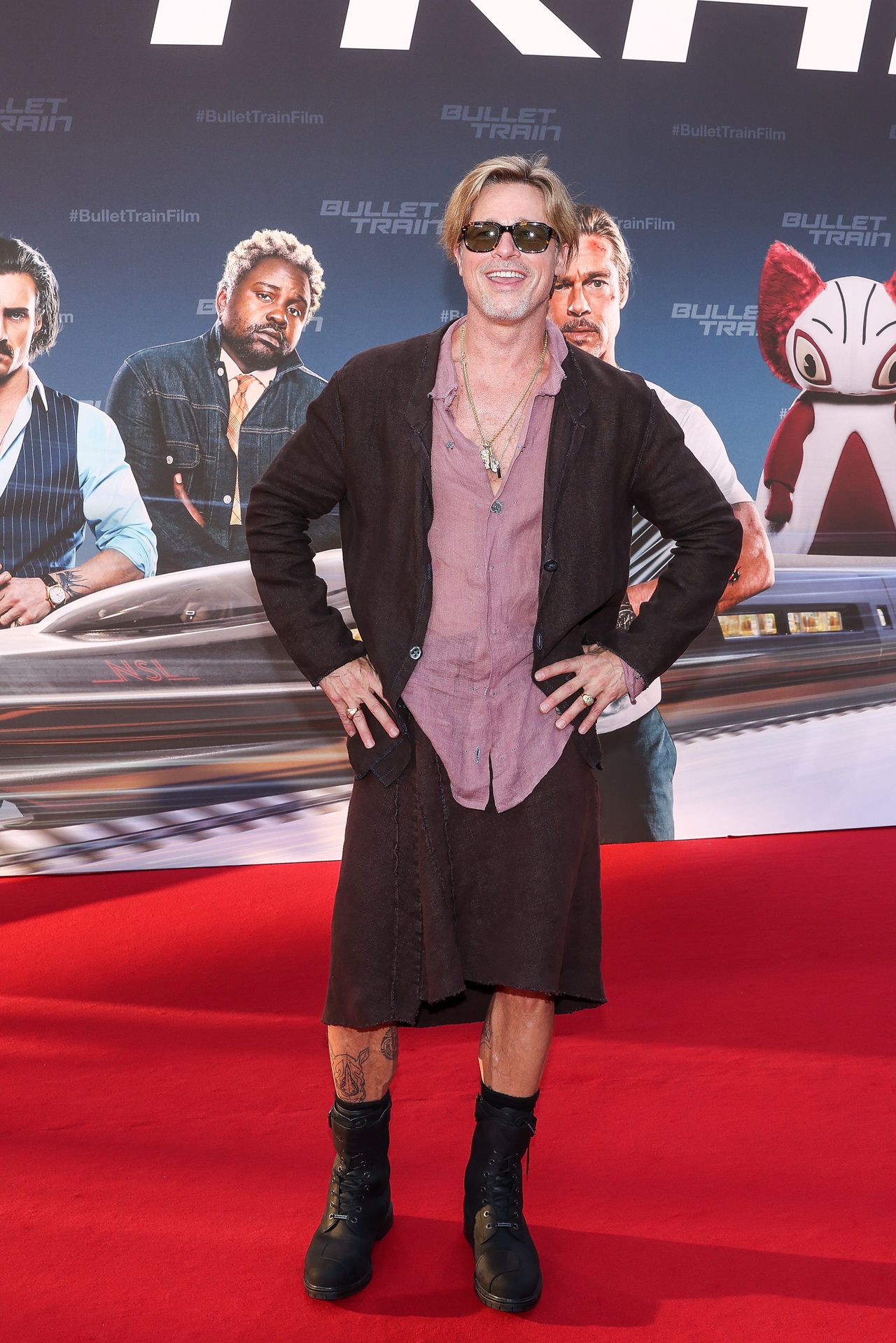 Brad Pitt eksponuje wytatuowane łydki w lnianej spódnicy