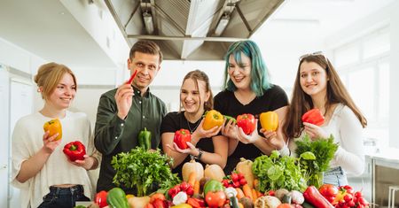 80% Polaków robi ten błąd przy jedzeniu. Eksperci: to wpływa na zdrowie i wagę