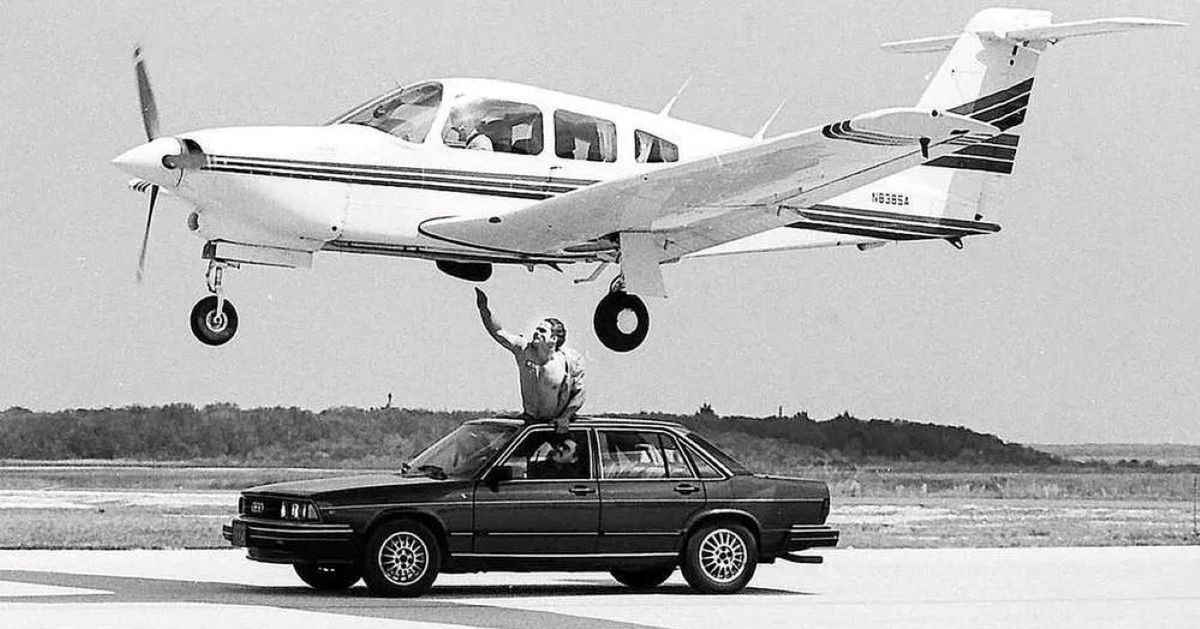 Mechanik naprawiający samolot w locie na Florydzie w 1985 roku