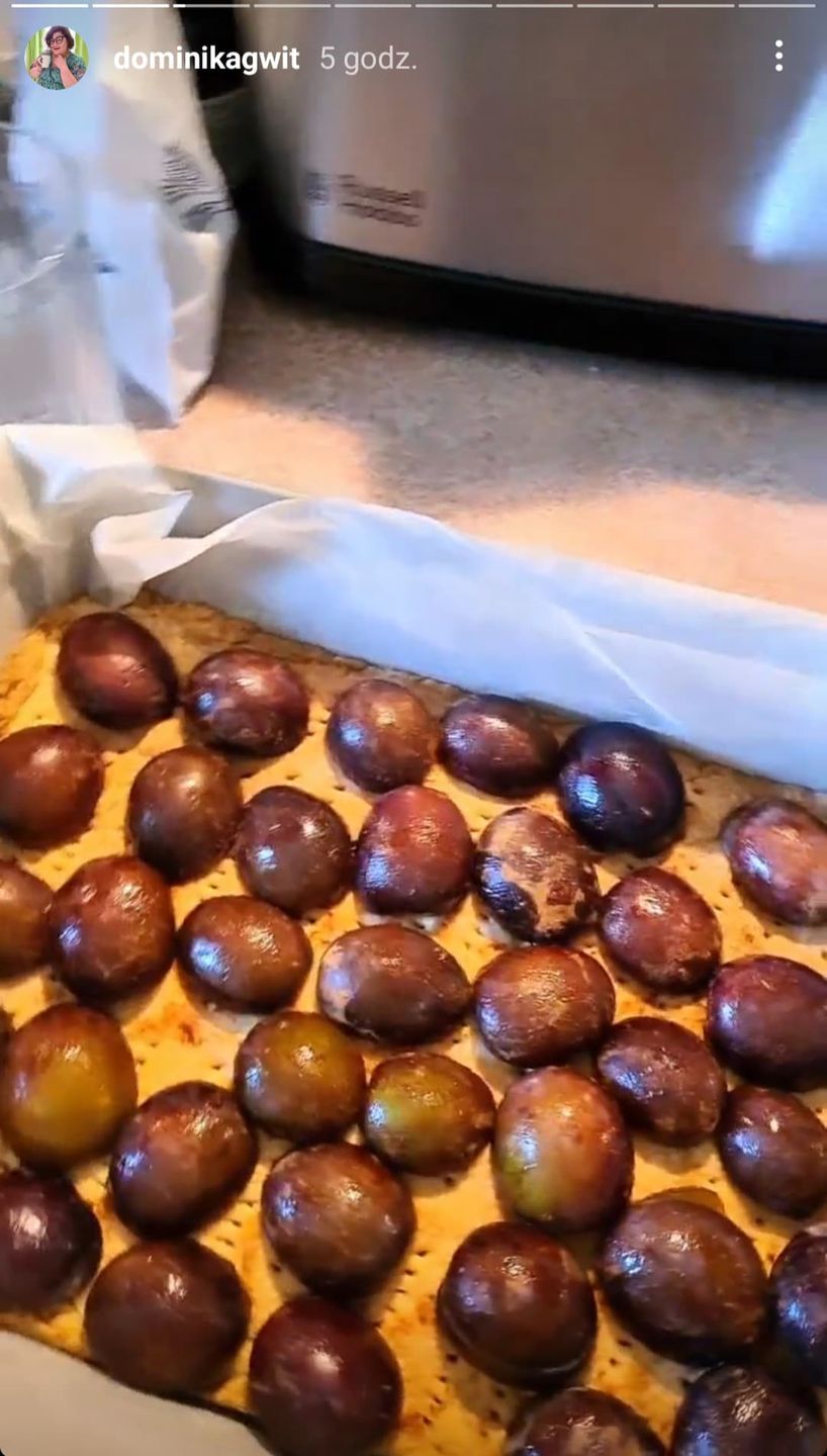 Dominika Gwit piecze ciasto