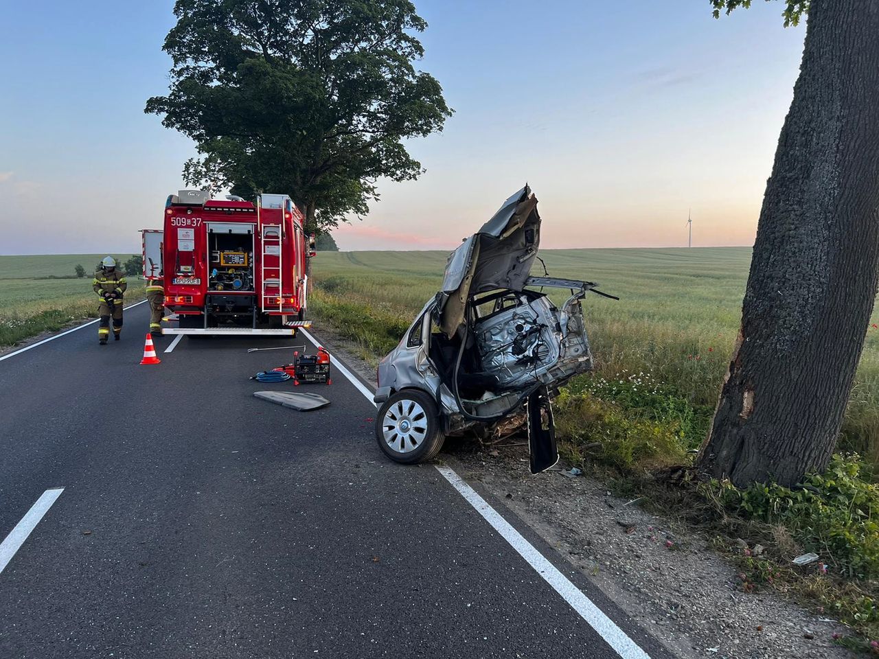 Koszmarny widok. Auto rozpadło się na dwie części