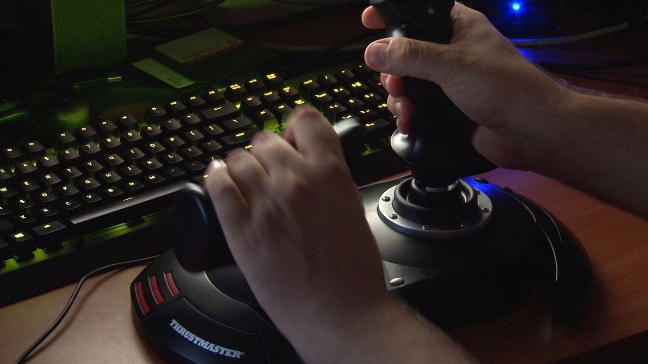 Thrustmaster T.Flight Hotas X w akcji. Tak, w tle widać dyskietki.