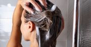 Unikniesz "strąków" na głowie. Ten patent na mycie włosów robi furorę