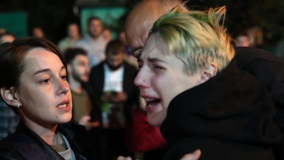 Mińsk, 14 sierpnia. Osoby zatrzymane za protesty wychodzą z aresztu